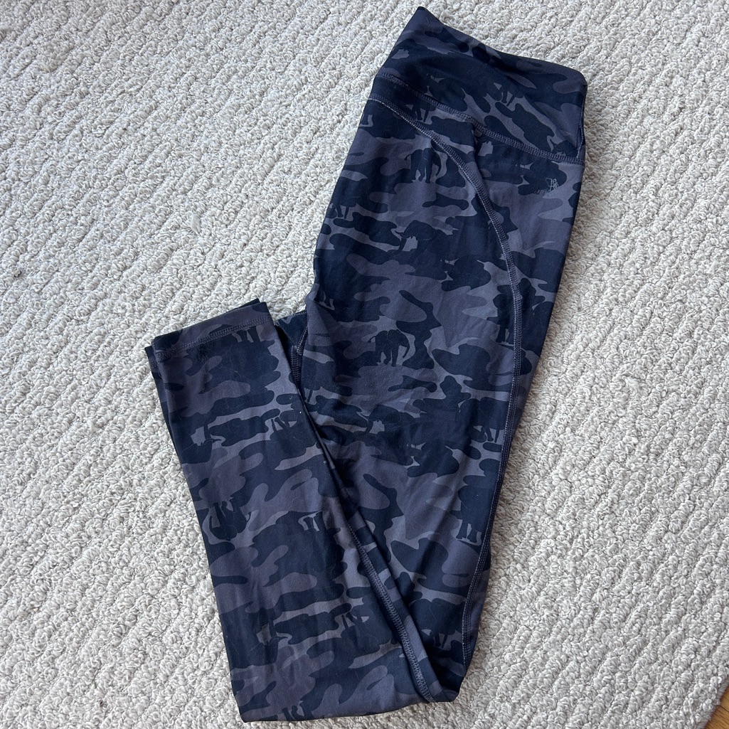 Ivory Ella Black & Gray Camo Leggings